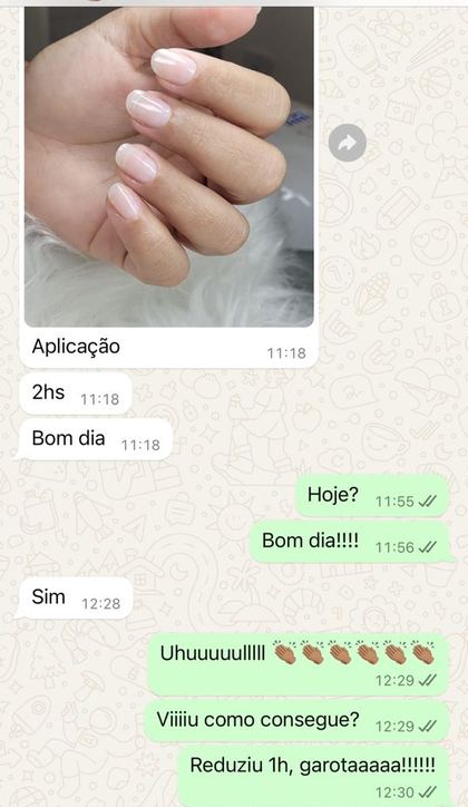 Conversa de WhatsApp: aluna envia foto de aplicação em molde F1 feita em 2 horas e a Carol comemora que ela reduziu 1 hora